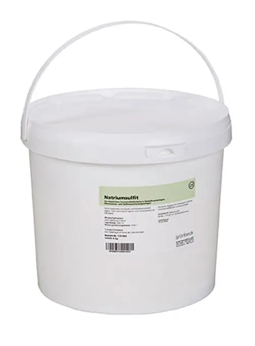 Weißer Eimer mit Deckel und Henkel, beschriftet mit Produktinformationen von Grünbeck. Inhalt ist ein chemisches Produkt zur Wasserbehandlung.
